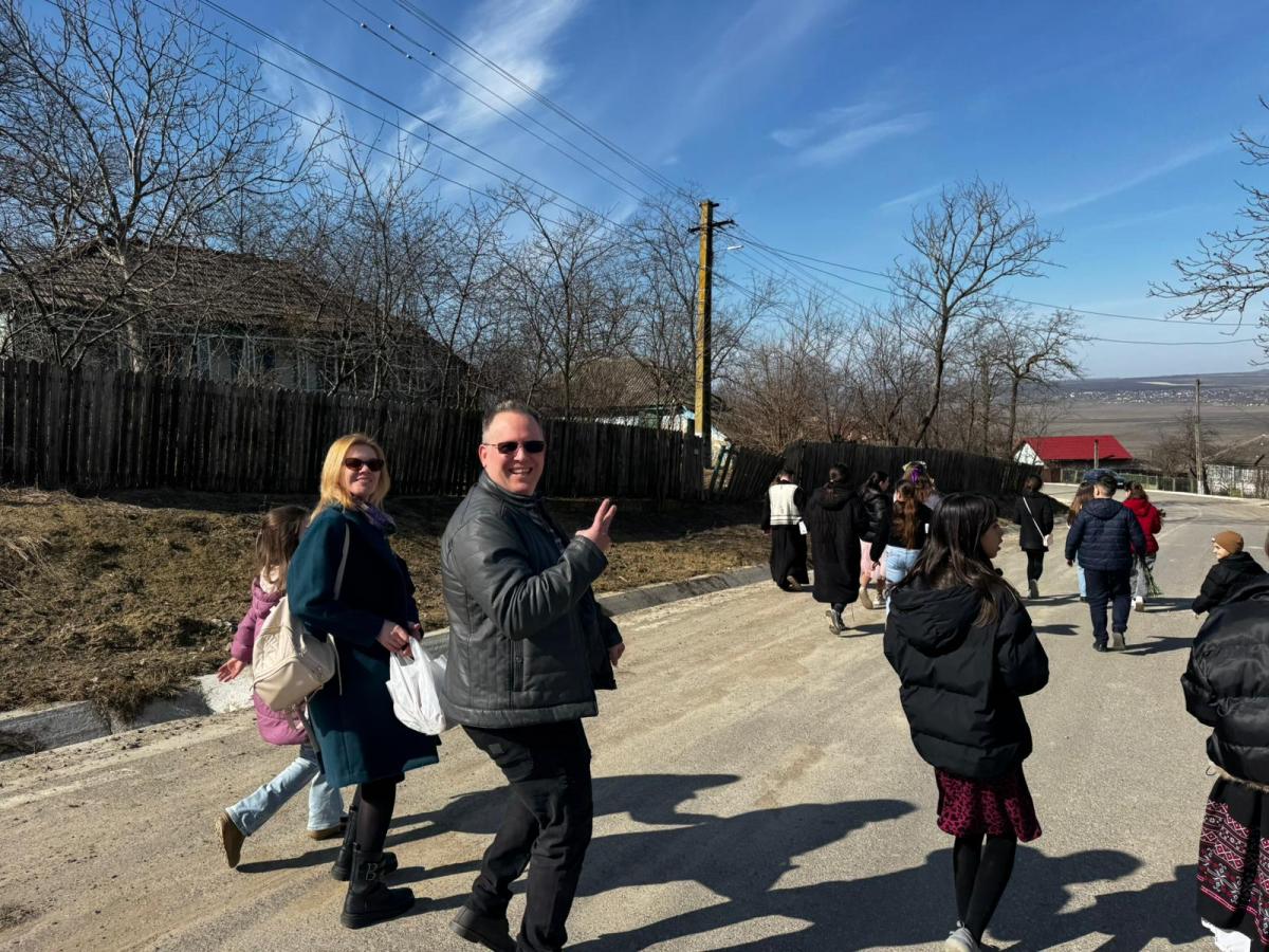 pe drum zglobii și veseli